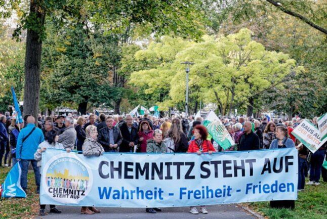 Demonstration am Montagabend in Chemnitz mit mehreren Tausend Teilnehmern - Am Montag spazierten gegen 18 Uhr mehrere tausend Menschen in Chemnitz, um für eine freie Impfentscheidung und die Abschaffung aller Corona-Maßnahmen zu demonstrieren. Foto: Harry Härtel