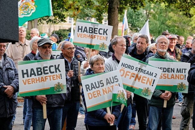 Demonstration am Montagabend in Chemnitz mit mehreren Tausend Teilnehmern - Am Montag spazierten gegen 18 Uhr mehrere tausend Menschen in Chemnitz, um für eine freie Impfentscheidung und die Abschaffung aller Corona-Maßnahmen zu demonstrieren. Foto: Harry Härtel
