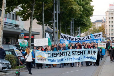 Am Montag spazierten gegen 18 Uhr mehrere tausend Menschen in Chemnitz, um für eine freie Impfentscheidung und die Abschaffung aller Corona-Maßnahmen zu demonstrieren. Foto: Harry Härtel