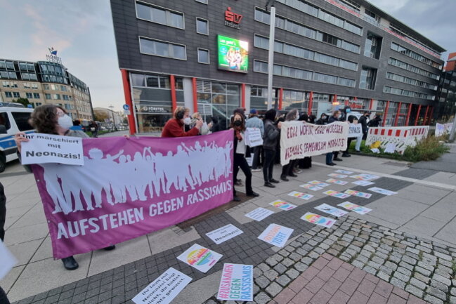 Am Montag spazierten gegen 18 Uhr mehrere tausend Menschen in Chemnitz, um für eine freie Impfentscheidung und die Abschaffung aller Corona-Maßnahmen zu demonstrieren. Foto: Harry Härtel