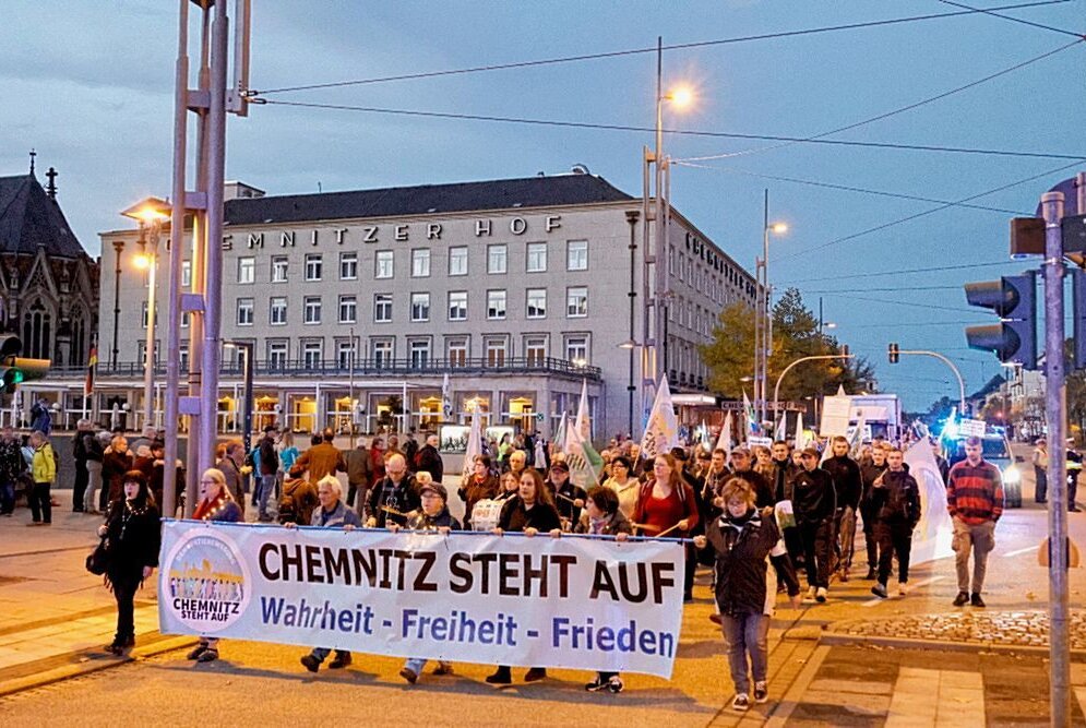 Demonstration am Montagabend in Chemnitzer Innenstadt - Demonstration am Montagabend in Chemnitzer Innenstadt. Foto: Harry Haertel