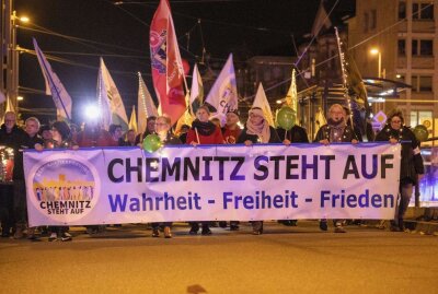Demonstration am Montagabend in der Chemnitzer Innenstadt - Am Montag zogen erneut Demonstranten durch Chemnitz. Foto: B&S