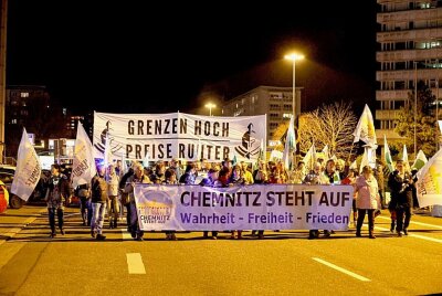 Demonstration am Montagabend in der Chemnitzer Innenstadt - Am Montag spazierten gegen 18 Uhr viele Menschen in Chemnitz, um gegen die Bundespolitik zu demonstrieren. Foto: Harry Haertel