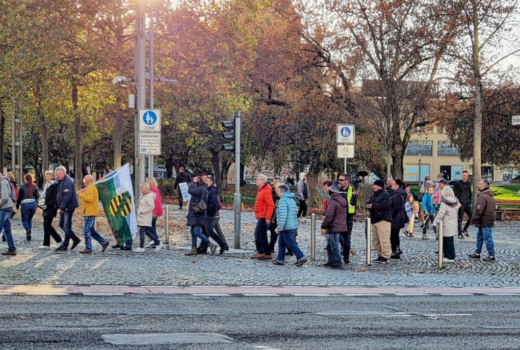Demonstration am Samstagnachmittag in Chemnitzer Innenstadt - Demonstration "Chemnitz steht auf" am Karl-Marx-Monument an der Brückenstraße. Foto: Harry Haertel
