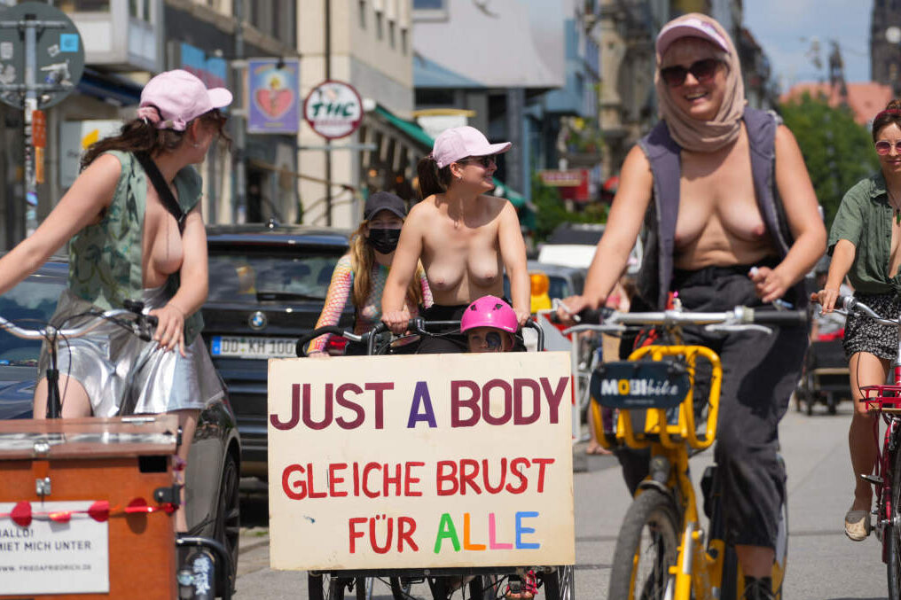 Demonstration für Brüste: Frauen radeln oben ohne durch Dresdner Innenstadt - Frauen radeln oben ohne durch die Dresdner Innenstadt, um Brüste zu normalisieren. Foto: xcitepress