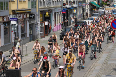 Demonstration für Brüste: Frauen radeln oben ohne durch Dresdner Innenstadt - Frauen radeln oben ohne durch die Dresdner Innenstadt, um Brüste zu normalisieren. Foto: xcitepress