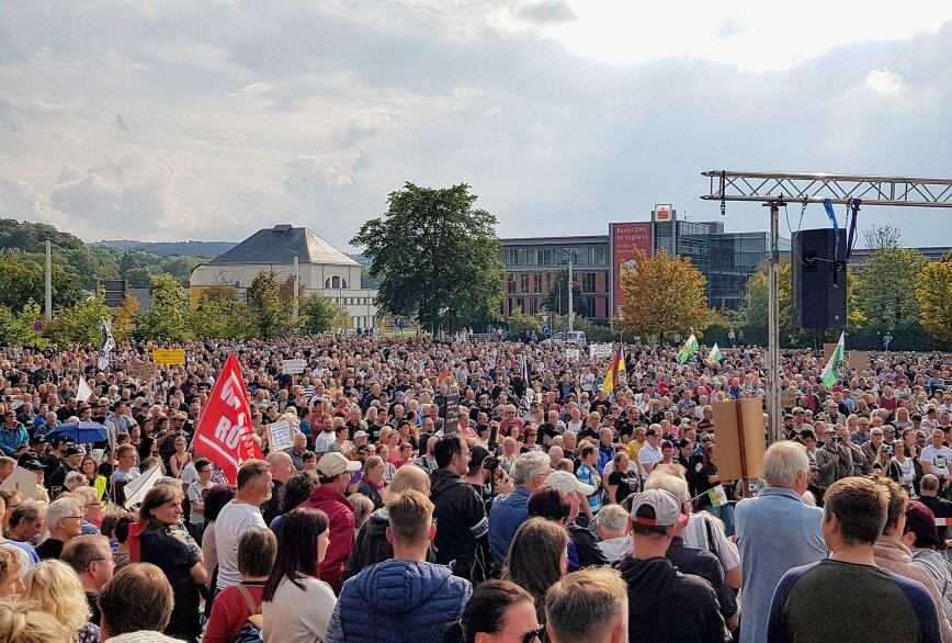 In Plauen fand am Sonntag eine große Demonstration gegen die Bundespolitik statt. Fotos: Karsten Repert
