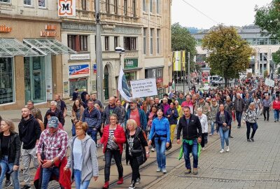 Demonstration gegen Bundespolitik in Plauen bleibt friedlich - In Plauen fand am Sonntag eine große Demonstration gegen die Bundespolitik statt. Fotos: Karsten Repert