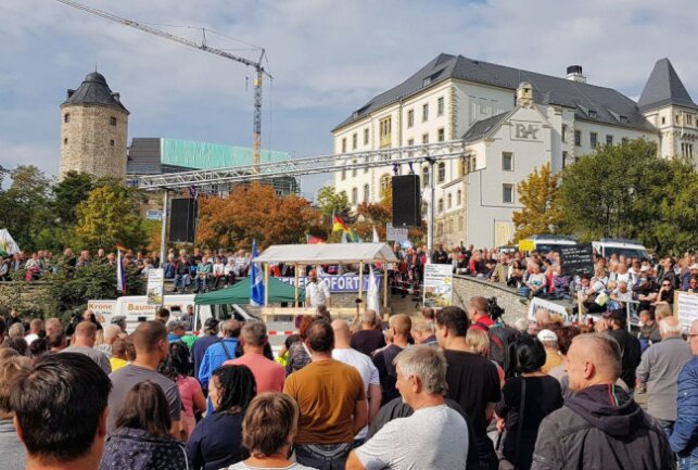 Demonstration gegen Bundespolitik in Plauen bleibt friedlich - In Plauen fand am Sonntag eine große Demonstration gegen die Bundespolitik statt. Fotos: Karsten Repert
