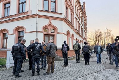 Demonstration gegen den Besuch von Martin Sellner in Chemnitz - Das Bündnis Chemnitz Nazifrei hat für Freitag in Chemnitz zu einer Demonstration gegen das Identitäre Zentrum und den rechtsextremen Aktivisten und Autor aufgerufen. Foto: Harry Härtel