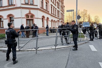Demonstration gegen den Besuch von Martin Sellner in Chemnitz - Demovorbereitungen an der Edisonstrasse: Polizei stellt Absperrgitter auf. Foto: Harry Härtel