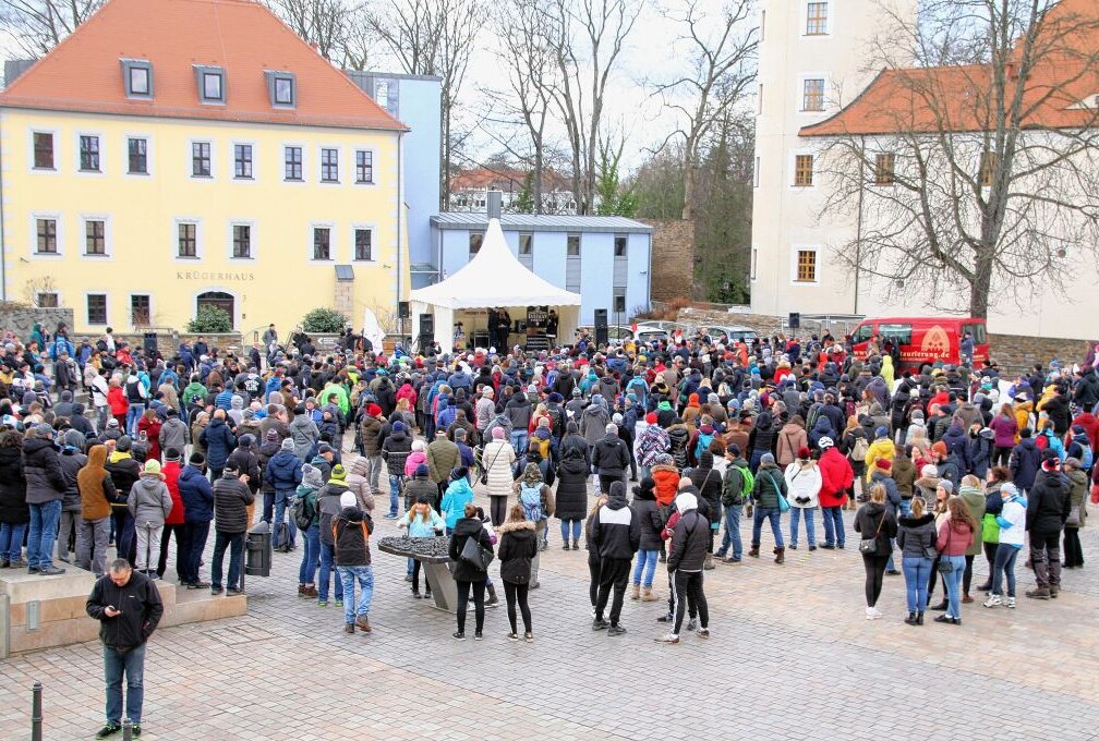 Demonstration gegen die Impfpflicht in Freiberg - Rund 700 Demonstranten versammelten sich am Samstag auf dem Freiberger Schloßplatz. Foto: Wieland Josch
