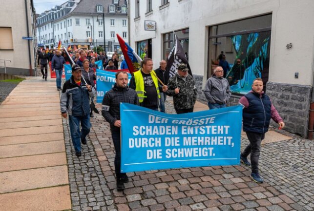 Demo gegen Energiepolitik und explodierende Energiekosten: Fast tausend Menschen protestieren in Auerbach. Foto:B&S David Rötzschke