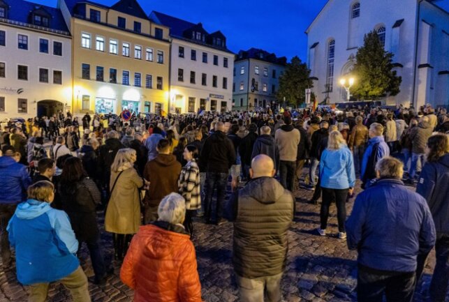 Demo gegen Energiepolitik und explodierende Energiekosten: Fast tausend Menschen protestieren in Auerbach. Foto:B&S David Rötzschke