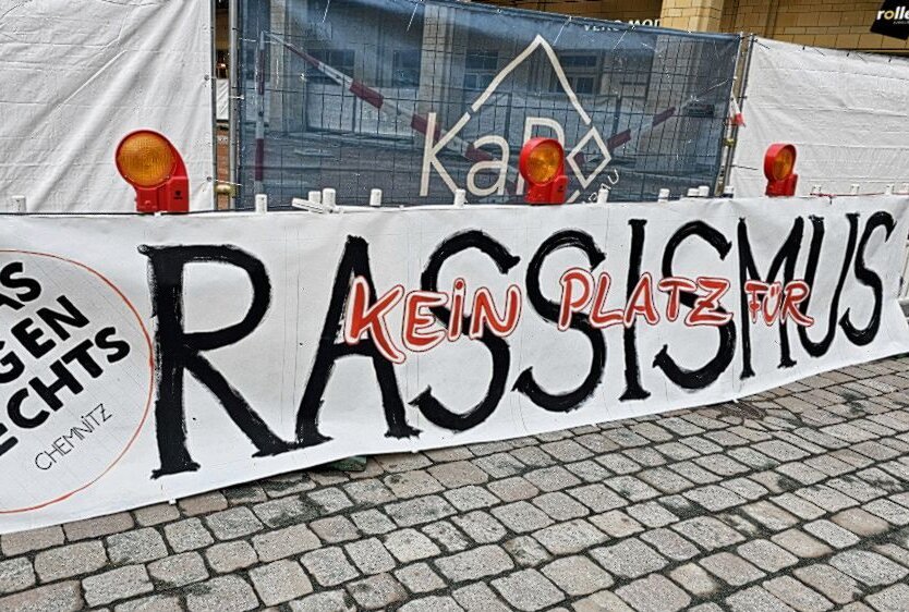 Demonstration gegen Rassismus vor Chemnitzer Rathaus - Vor dem Chemnitzer Rathaus findet eine Demonstration gegen Rassismus statt. Foto: Harry Härtel