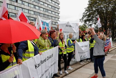 Demonstration in Chemnitz: Bessere Löhne im Einzelhandel gefordert - In Chemnitz demonstrierten Menschen für bessere Löhne im Einzelhandel. Foto: Jan Haertel/ChemPic