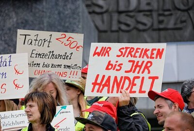 Demonstration in Chemnitz: Bessere Löhne im Einzelhandel gefordert - In Chemnitz demonstrierten Menschen für bessere Löhne im Einzelhandel. Foto: Jan Haertel/ChemPic