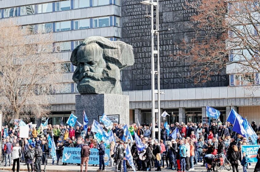 Demonstration zu Ostern in der Chemnitzer Innenstadt - Der Ostermarsch in Chemnitz. Foto: Harry Härtel/haertelpress
