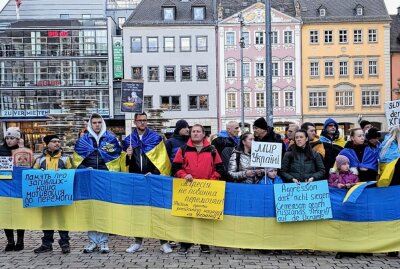 Demonstration zum 2. Jahrestag des Angriffs auf die Ukraine - Demonstration vor dem Chemnitzer Rathaus zum 2. Jahrestag. Foto: Harry Härtel