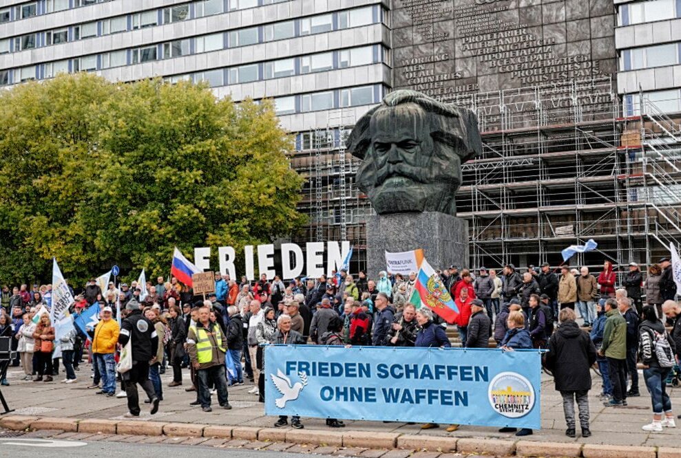 Demonstrationen am Reformationstag im Chemnitzer Zentrum - Am Dienstag haben sich Bürger vor dem Karl-Marx-Monument zu einer Friedenskundgebung getroffen. Foto: Harry Härtel