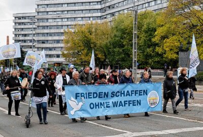Demonstrationen am Reformationstag im Chemnitzer Zentrum - Am Dienstag haben sich Bürger vor dem Karl-Marx-Monument zu einer Friedenskundgebung getroffen. Foto: Harry Härtel