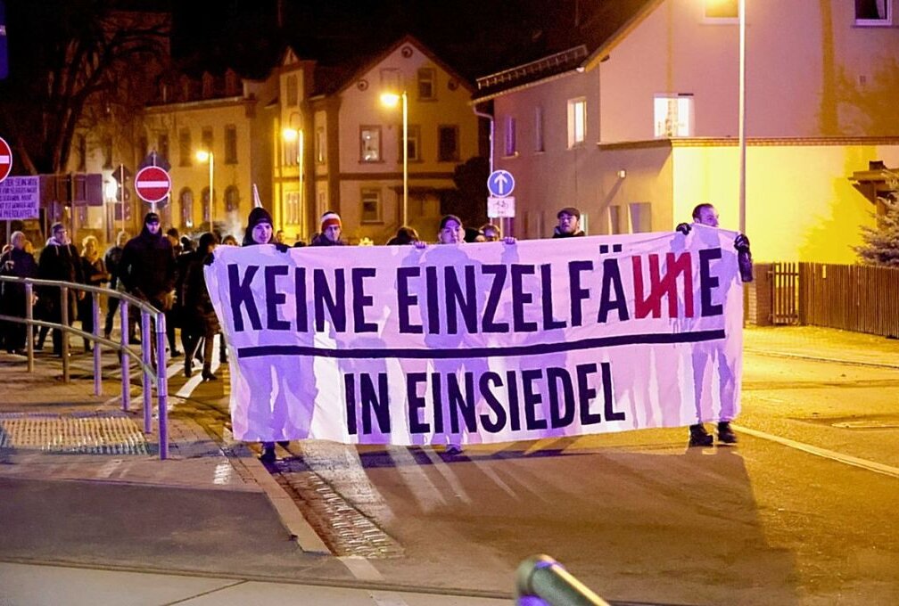 Demonstrationsgeschehen in Einsiedel - Zu dem Protest riefen "Pro Chemnitz" und die "Freien Sachsen", sowie Einsiedler Bürger auf. Foto: Harry Härtel