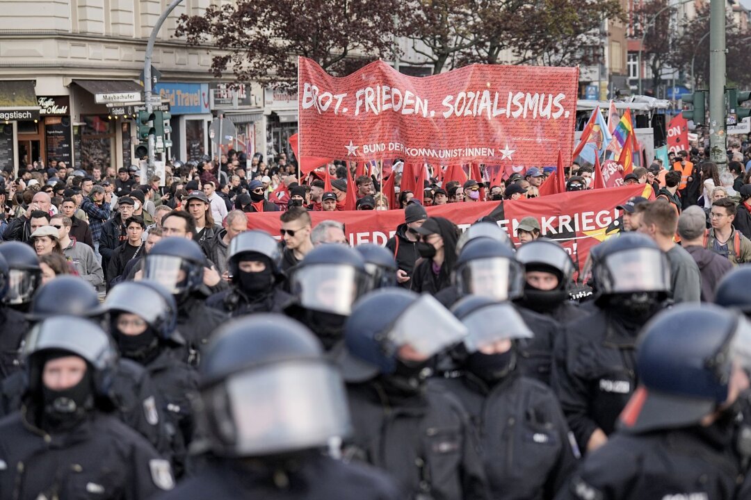 Demos am 1. Mai: 5500 Polizisten in Berlin im Einsatz - Ein Demonstrationszug am 1. Mai 2023: In diesem Jahr rechnet die Polizei mit aggressiven Demonstranten sowie Angriffen mit Flaschen- und Steinwürfen.