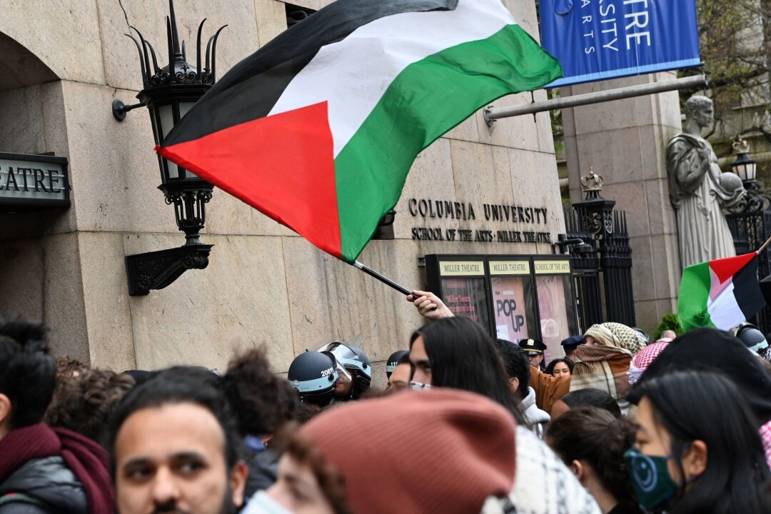 Demos an New Yorker Uni: Rabbi warnt jüdische Studierende - Palästinensische Unterstützer protestierten am vergangenen Donnerstag in der Nähe der Columbia University.