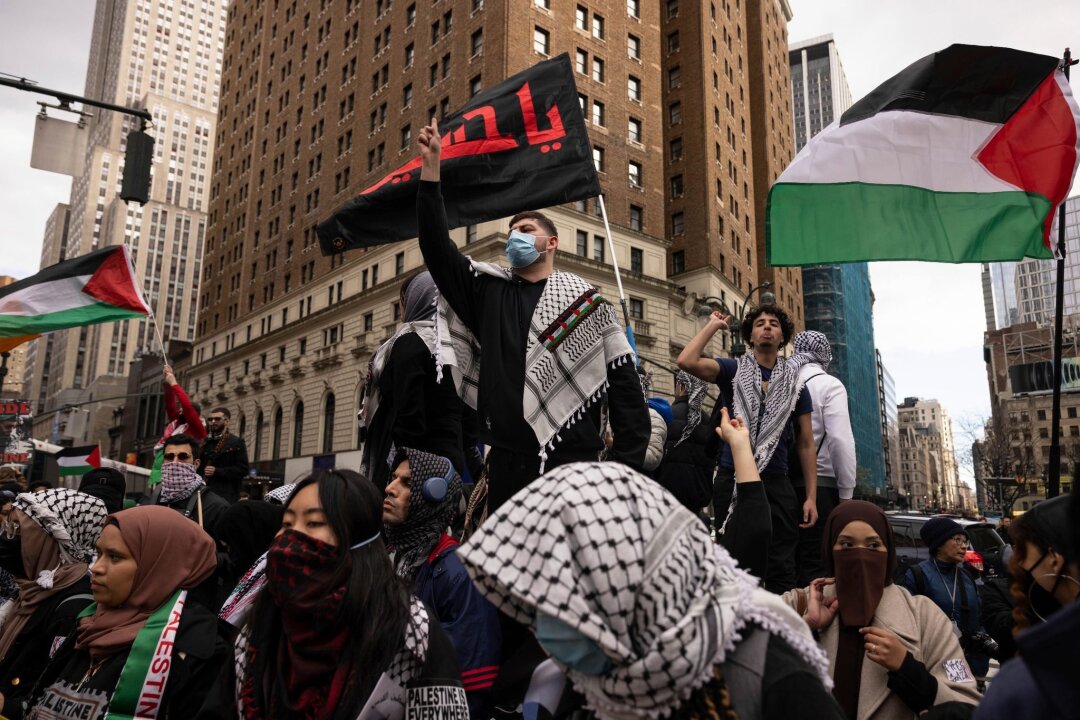 Demos an New Yorker Uni: Rabbi warnt jüdische Studierende - Propalästinensische Demonstranten skandieren Parolen während einer Demonstration in New York (Symbolbild).