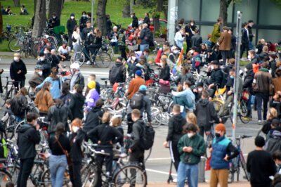 Gegen 16 Uhr begann am Völkerschlachtdenkmal eine Kundgebung mit rund 700 Menschen. Dem vorangegangen war ein Fahrradkorso. Nach aktuellen Erkenntnissen verlief dort alles friedlich.
