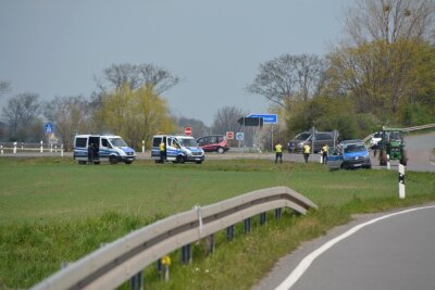 Wie an allen Einfahrtsschneisen nach Leipzig werden zur Stunde auch an der Autobahnabfahrt Kleinpösna bereits seit heute Morgen Autos zur Weiterfahrt in die Messestadt wegen des dort erwarteten Demonstrationsgeschehens von der Polizei kontrolliert.