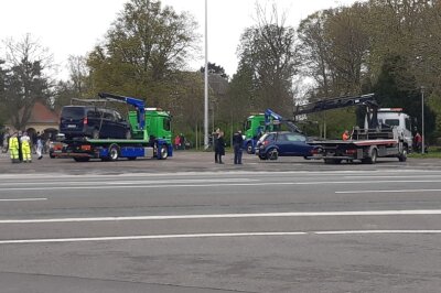 Der Fahrradkorso kam gegen 15.30 Uhr am "Völki" an. Vorher ließ der Stadtordnungsdienst auf dem gesperrten Parkplatz davor Autos abschleppen. 