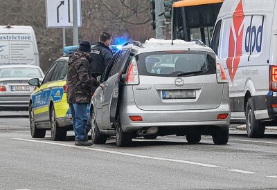 Demozug: Klimastreik in Chemnitz - .Ein Mazda Fahrer wird durch Polizei gestoppt, er hatte als Rechtsaabieger Demonstranten gefärdet und eine Weiterfahrt erzwungen. Foto: Harry Härtel