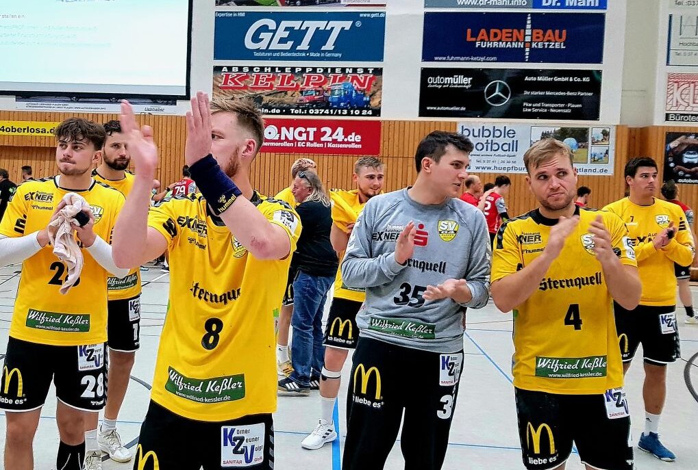 Torsten Wetzel (rechts, Nr. 4) sagt im Namen der Mannschaft den Plauener Fans danke für die Unterstützung. Foto: Karsten Repert