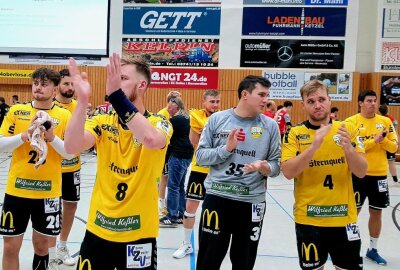 Den Plauener Handballern fehlen nur sieben Minuten bis zum Sieg - Torsten Wetzel (rechts, Nr. 4) sagt im Namen der Mannschaft den Plauener Fans danke für die Unterstützung. Foto: Karsten Repert