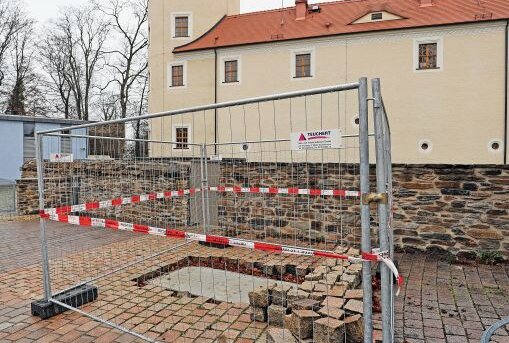 Vor Schloss Freudenstein ist das Fundament für das Denkmal schon vorbereitet. Foto: Wieland Josch