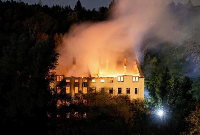 Die Industriebrache steht in Flammen. Foto: Harry Haertel