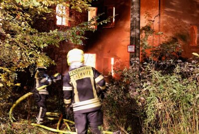 Denkmalgeschütztes Haus in Wittgensdorf: Neue Brandstellen entdeckt - Die Industriebrache steht in Flammen. Foto: Harry Haertel