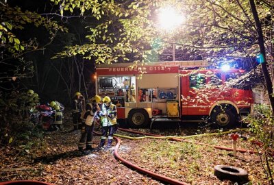 Denkmalgeschütztes Haus in Wittgensdorf: Neue Brandstellen entdeckt - Die Industriebrache steht in Flammen. Foto: Harry Haertel