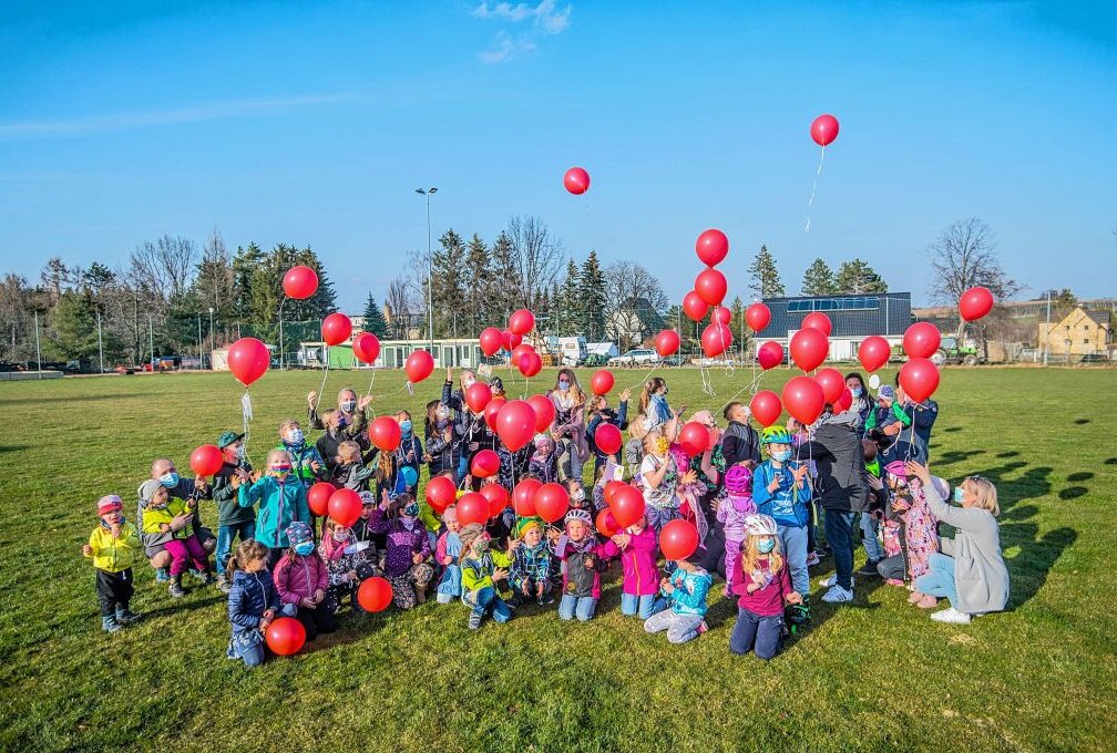 "Denkt an uns!": Leukersdorfer Kinder verbreiten Corona-Wünsche - Auf jedem Ballon stand ein Buchstabe. ,Zusammen ergaben sie den Satz ":-( :-( Ohne Kita/Schule :-( :-( Denkt an uns!".