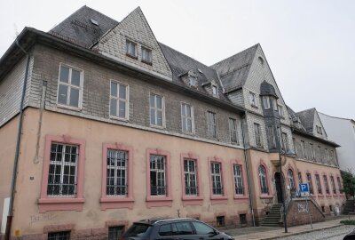Der Alten Post in Limbach-Oberfrohna wieder "Charme und Eleganz verleihen" - Das alte Postgebäude macht von draußen noch einen traurigen Eindruck... Foto: A.Büchner