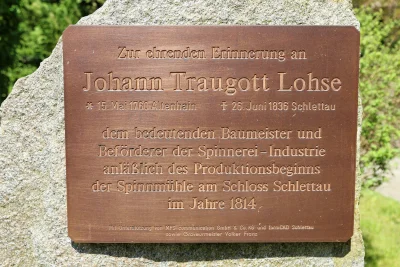 Der Baumeister im Fokus eines Filmemachers - Im Bild: Eine Gedenktafel zu Ehren Johann Traugott Lohses befindet sich im Schlettauer Schlosspark. Foto: Peggy Schellenberger