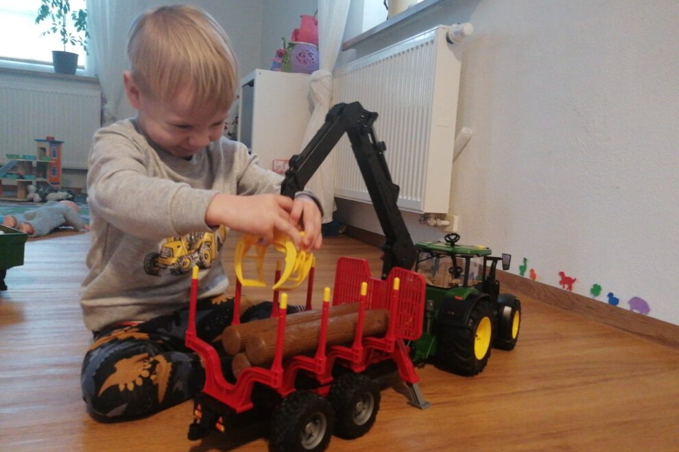 Der zweijährige Levi freut sich über den neuen Traktor. Seiner wurde am Bauernprotesttag gestohlen.