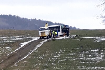 Der Bus, der nie in Schwarzenberg ankam - Die Buslinie 415 ist auf dem Feld steckengeblieben.