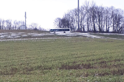 Der Bus, der nie in Schwarzenberg ankam - Die Buslinie 415 ist auf dem Feld steckengeblieben.