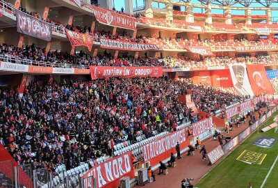 Der CFC in Belek: Am Montag wird Geburtstag gefeiert - Rund 23.000 Fans waren beim Spiel gegen Trabzonspor dabei. Foto: Knut Berger