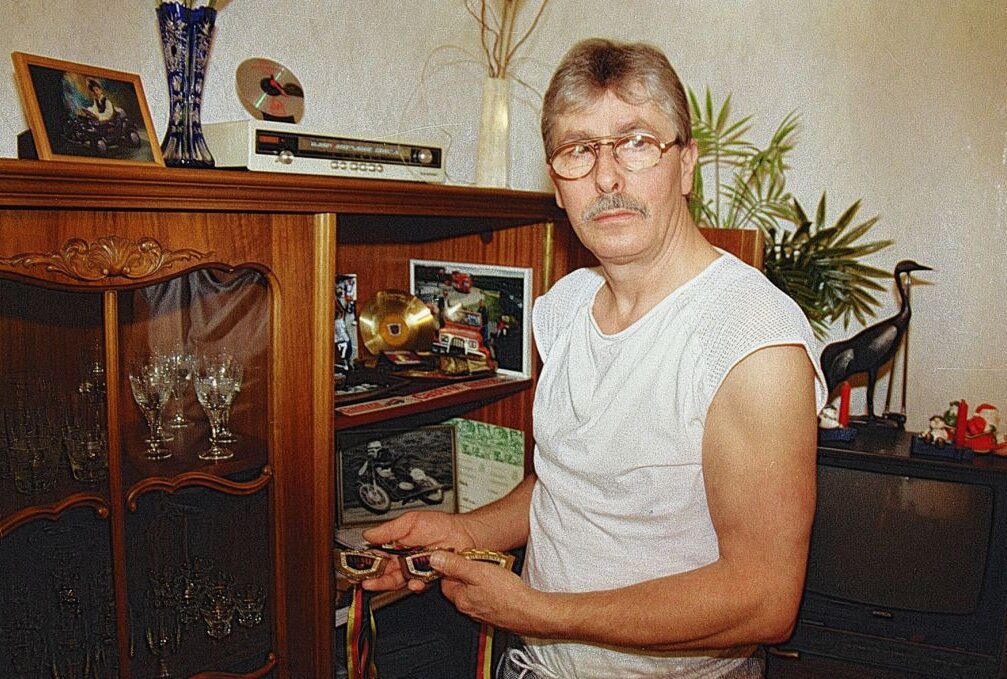 Der heutige Jubilar Wolfgang Rösch beim Ortstermin 1999 an seinem Trophäen-Schrank. Foto: Thorsten Horn