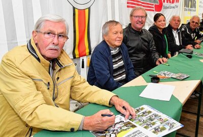 Der Chemnitzer Motorrad-Rennfahrer "Wolle" Rösch ist 80 - Wolfgang Rösch (li.) mit seinen Rennfahrerkollegen bei der Autogrammstunde im Rahmen des Zschorlauer Dreieckrennens 2022. Foto: Thorsten Horn