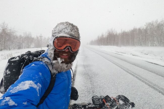 "Ich bin praktisch nie krank. Ich habe einfach ein gutes Immunsystem": Jonas Deichmann - mit dem Rad irgendwo im sibirischen Winter.