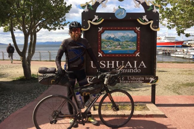Am Ziel eines früheren Abenteuers: Jonas Deichmannn ist nach 97 Tagen in der argentinischen Stadt Ushuaia an der Südspitze Südamerikas angekommen. Er hatte damals 23.000 Kilometer auf dem Fahrrad zurückgelegt.